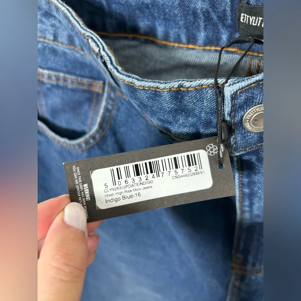 PrettyLittleThing Wash High Rise Mom Jeans - Picture 2 of 3